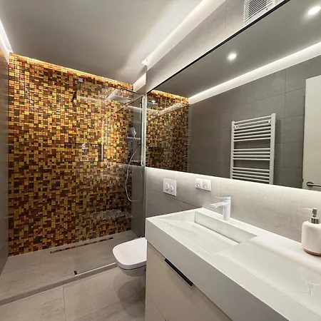 Apartment 4friendscoresibrasov F *